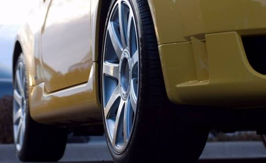 Jak wybrać odpowiednie felgi do samochodu – kluczowe wskazówki i porady