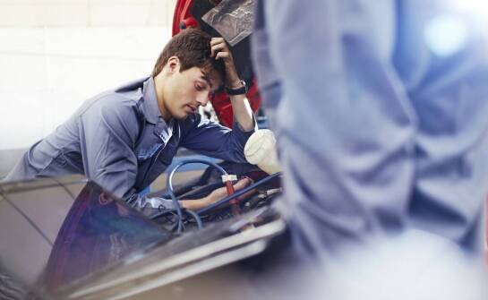 Czym zajmuje się mechanik samochodowy i kiedy warto skorzystać z usług?