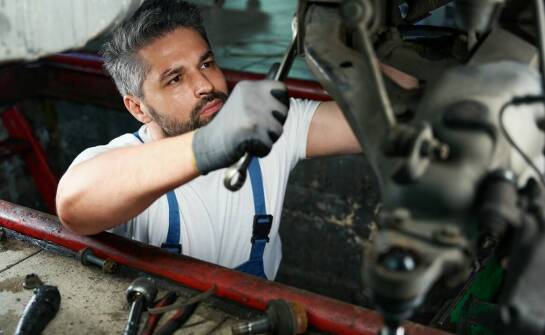 Zakres obowiązków mechanika samochodowego – jakie naprawy obejmuje serwis?