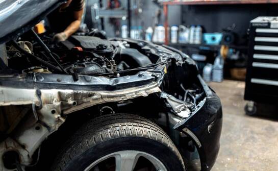 Jak przebiegają naprawy blacharsko-lakiernicze samochodów krok po kroku