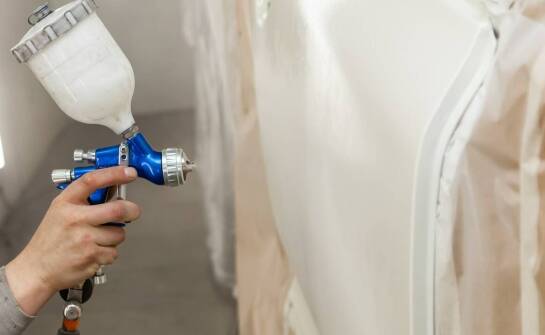 Jak przebiegają naprawy blacharsko-lakiernicze samochodu krok po kroku