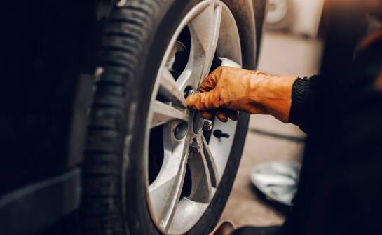 Najczęstsze przyczyny uszkodzeń felg i skuteczne sposoby ich naprawy