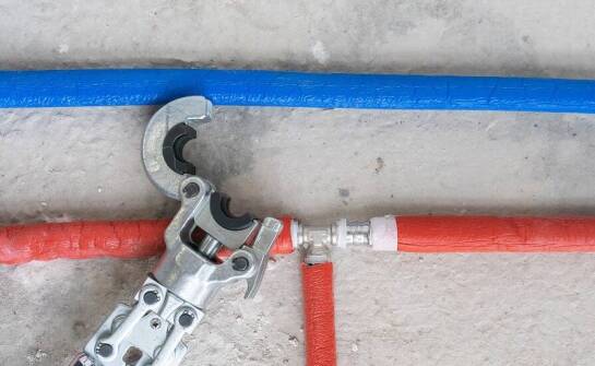 Porównanie modeli zaciskarek akumulatorowych dostępnych na rynku