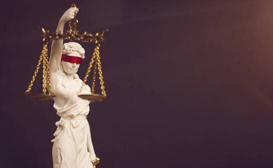 Jak wygląda praca adwokata i w jakich sprawach można uzyskać pomoc