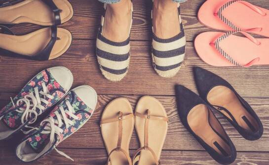 Sandały damskie na sezon letni – modne fasony i inspiracje stylizacyjne