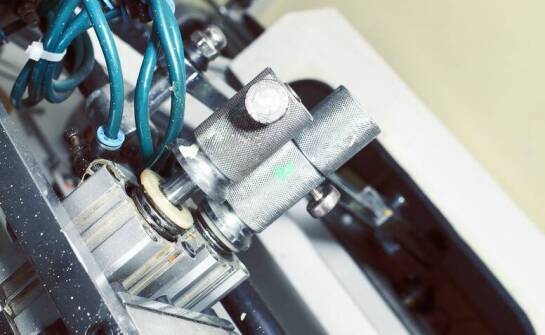 Gwintowanie na tokarce CNC – zasady, techniki i najczęstsze błędy