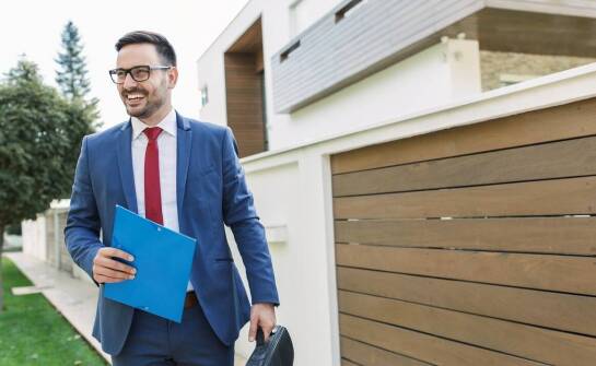 Jak wygląda praca agenta nieruchomości i na czym polega jego rola?