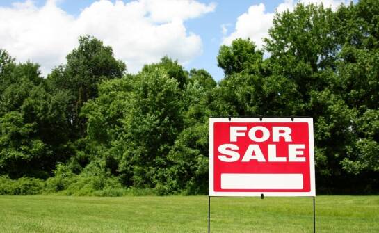 Jak przebiega proces sprzedaży działki i na co zwrócić uwagę przed transakcją