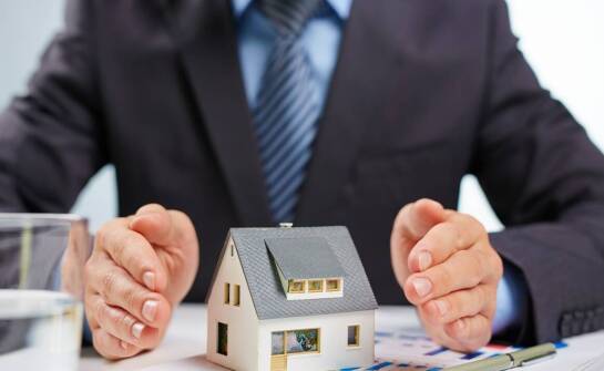 Czym zajmuje się pośrednik nieruchomości i kiedy warto skorzystać z usług