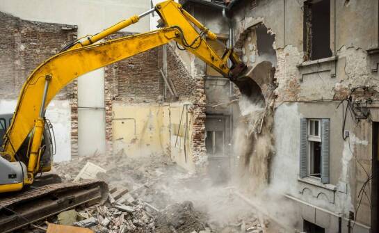 Jak przebiegają prace rozbiórkowe? Kluczowe etapy i ważne zasady