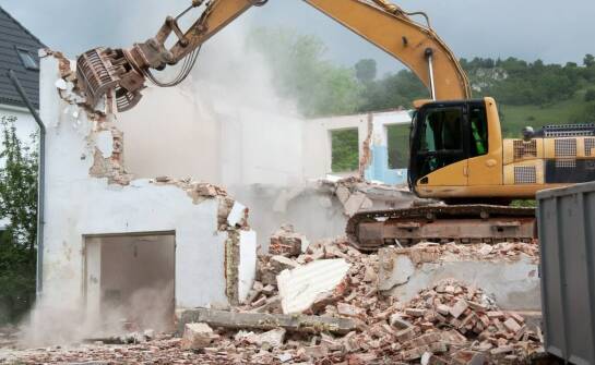 Jak przebiegają wyburzenia budynków i jakie technologie są stosowane?
