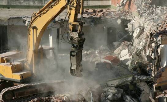Jak przebiegają wyburzenia budynków i jakie etapy obejmuje cały proces