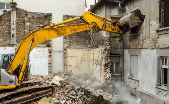 Wyburzenia budynków – zastosowanie, wyzwania i nowoczesne rozwiązania