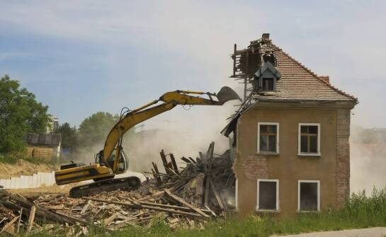 Jak przebiegają wyburzenia budynków i jakie są etapy tego procesu?