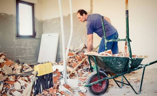 Jak przebiega proces wyburzeń budynków i na co zwrócić uwagę?