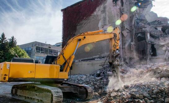Jak przebiegają prace rozbiórkowe i wyburzenia budynków krok po kroku
