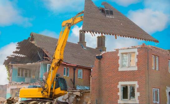 Jak przebiegają prace rozbiórkowe? Kluczowe informacje o wyburzeniach