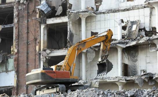 Wyburzenia – najczęstsze przyczyny, zastosowania i aspekty prawne prac
