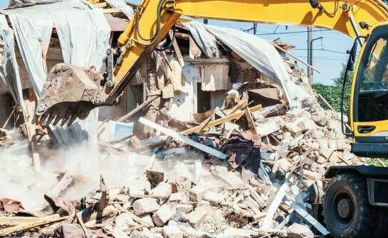 Na czym polegają wyburzenia budynków i jakie etapy obejmują?