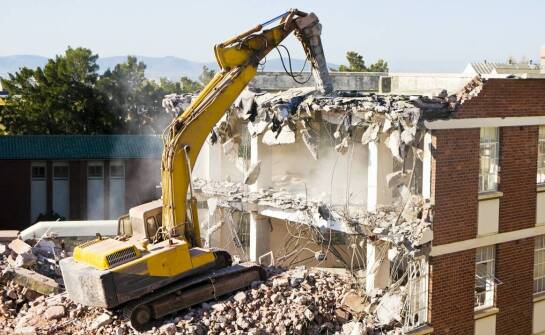 Jak przebiegają wyburzenia budynków – etapy, bezpieczeństwo i prawo