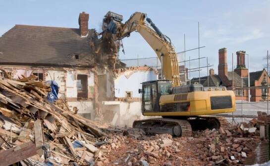 Jak przebiegają wyburzenia budynków i co warto wiedzieć przed rozbiórką