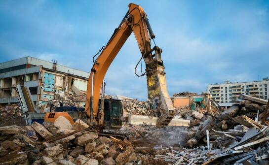 Jak przebiega proces wyburzania budynków i na co zwrócić uwagę?
