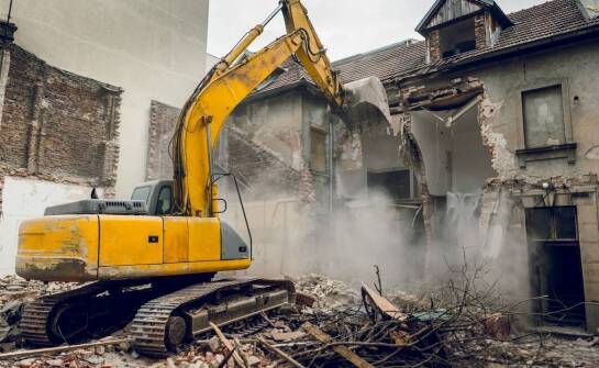 Jak przebiega proces wyburzania budynków i na co warto zwrócić uwagę