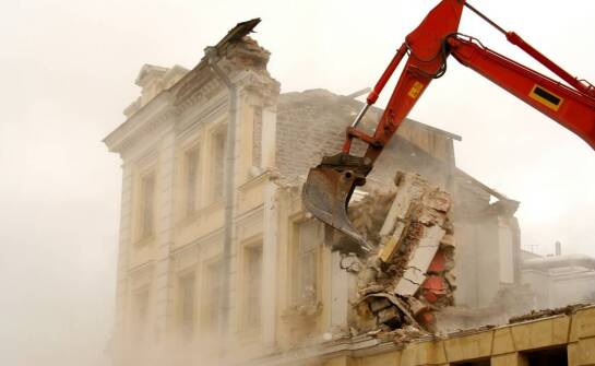 Rozbiórki budynków – jak przebiegają i o czym warto pamiętać?