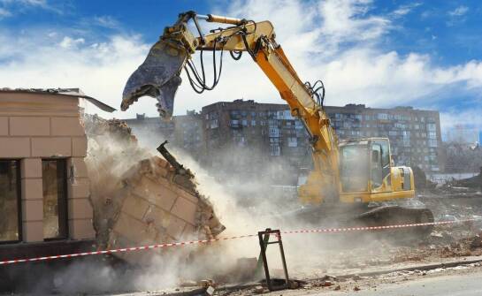 Jak przebiegają rozbiórki budynków i jakie formalności trzeba spełnić