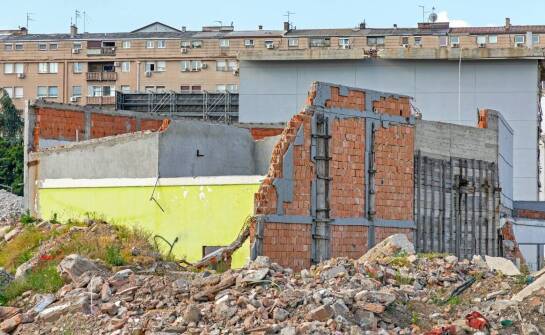 Jak przebiegają rozbiórki budynków i co warto wiedzieć przed rozpoczęciem