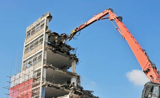 Jak przebiega rozbiórka budynków i jakie formalności warto znać?