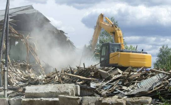 Jak przebiega rozbiórka budynków i co warto wiedzieć przed rozpoczęciem prac