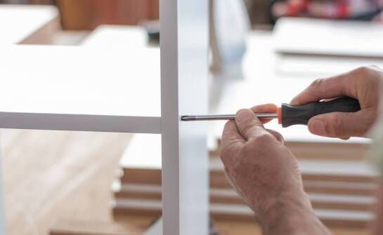 Sposoby na odświeżenie frontów meblowych – sprawdzone techniki renowacji