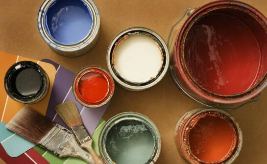 Jak wybrać odpowiednią farbę? Przegląd rodzajów i zastosowań farb