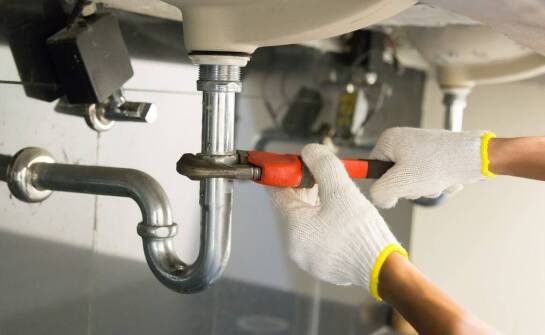 Rodzaje instalacji sanitarnych, wodnych, gazowych i C.O. – praktyczne informacje