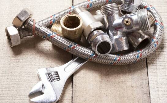 Jak przebiegają instalacje wodno-kanalizacyjne, gazowe i centralnego ogrzewania