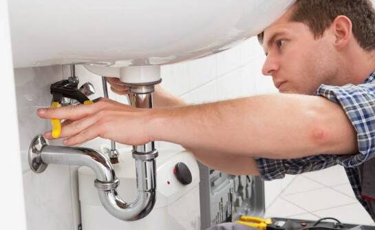 Instalacje sanitarne, wodne, gazowe i CO – co warto wiedzieć przed wyborem