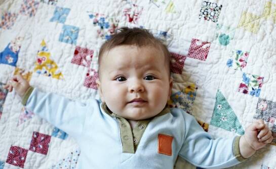 Jak wybrać bezpieczną i wygodną kołdrę dla niemowlęcia? Sprawdzone porady