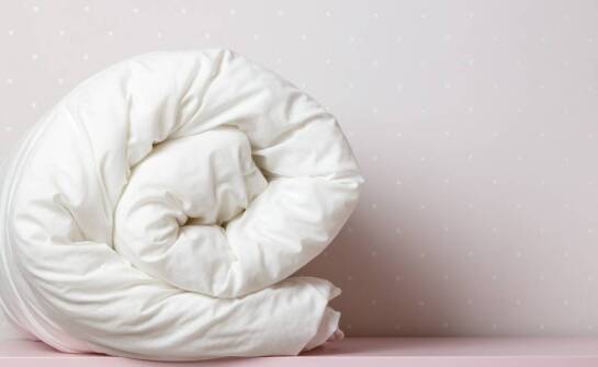 Jak wybrać kołdrę i poduszkę do łóżeczka – praktyczne wskazówki dla rodziców