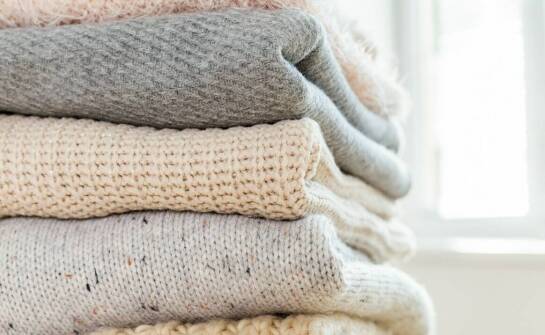Miękkie i ciepłe koce – jak wybrać idealny model do domu?