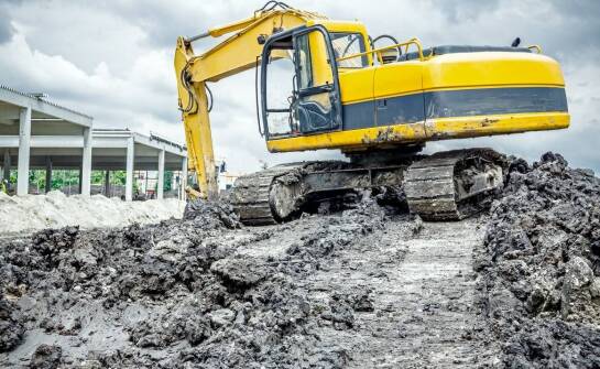 Jak przebiegają prace ziemne z użyciem koparko-ładowarki? Sprawdź zastosowania