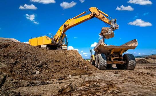 Zastosowania koparko-ładowarki – jakie prace można wykonać tym sprzętem?