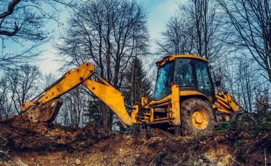 Jak przebiega wynajem koparko-ładowarki i na co zwrócić uwagę przed decyzją