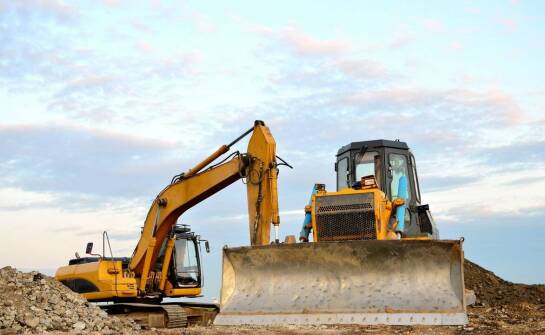 Kiedy warto zdecydować się na wynajem koparko-ładowarki i jakie są korzyści
