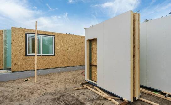 Budowa domów modułowych z drewna – zalety i możliwości nowoczesnych rozwiązań