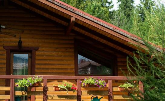 Całoroczne domy drewniane – zalety, wady i najważniejsze informacje