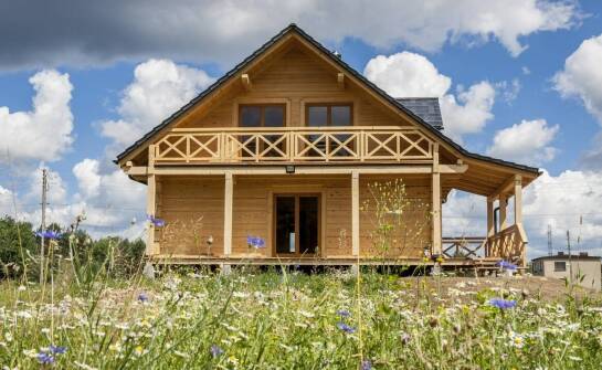 Całoroczne domy drewniane – zalety, koszty i najważniejsze informacje