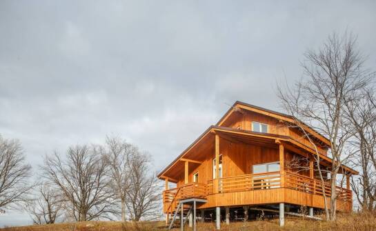 Całoroczne domy drewniane – zalety, koszty i praktyczne rozwiązania