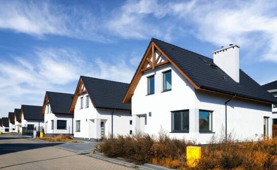 Domy całoroczne od producenta – na co zwrócić uwagę przed wyborem?