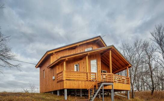 Całoroczne domy drewniane – zalety, koszty i możliwości budowy